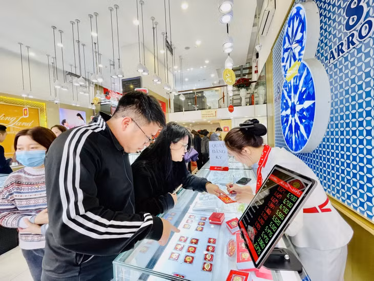 Dù sức mua tăng cao, song giá vàng ngày 31/1 của các thương hiệu bán ra chỉ tăng nhẹ 10-20 nghìn đồng/lượng tùy loại so với cuối phiên ngày 30/1.