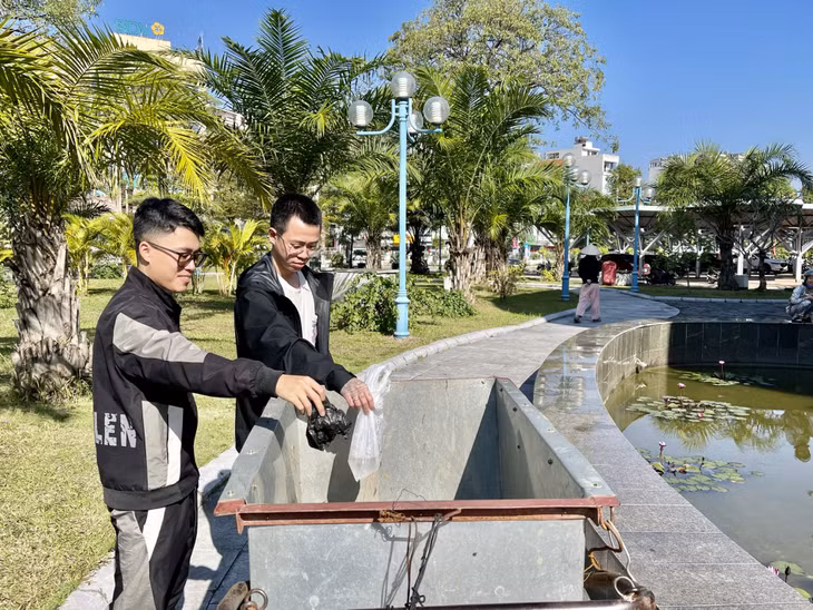 ...và các khu vực người dân đến thả cá đều được bố trí các thùng rác để vứt túi bóng sau khi thả cá, góp phần bảo đảm vệ sinh môi trường.