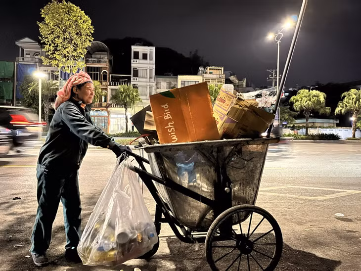 Công việc tuy nặng nhọc, vất vả nhưng chị Nạo vẫn lạc quan, trách nhiệm với nghề.