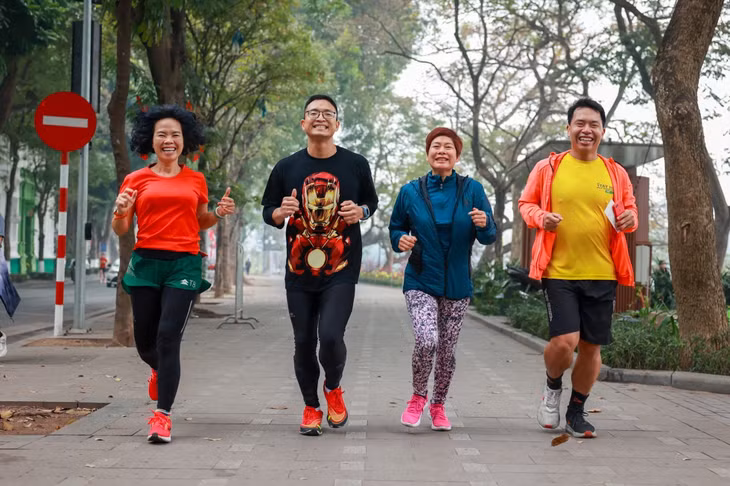 Người dân Hà Nội du xuân, tập thể dục buổi sáng. Ảnh: Hải Nguyễn