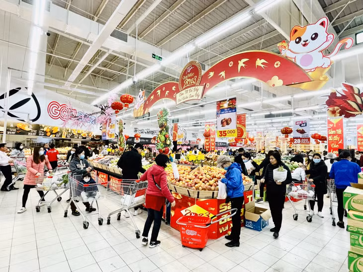 Các siêu thị được trang trí bắt mắt, hàng hóa dồi dào, người dân mua sắm nhộn nhịp ngày giáp Tết.