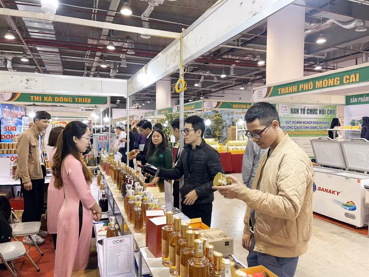 Ngoài các sản phẩm đặc trưng ngày Tết, nhiều doanh nghiệp trong và ngoài tỉnh cũng mang về hội chợ xuân các sản phẩm bảo vệ sức khỏe, thu hút được nhiều sự chú ý của khách hàng. hanh toán không dùng tiền mặt tại hội chợ đã được phát huy tối đa.
