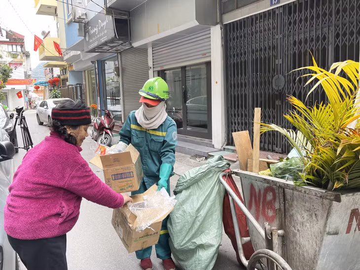 Người dân nâng cao ý thức, chủ động đổ rác đúng giờ, góp phần giúp việc thu gom rác thải được đảm bảo.