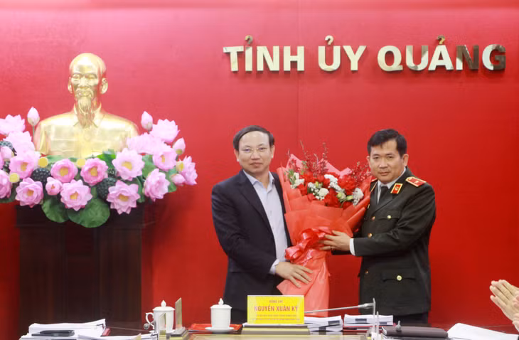 Đồng chí Nguyễn Xuân Ký, Ủy viên Trung ương Đảng, Bí thư Tỉnh ủy, Chủ tịch HĐND tỉnh tặng hoa chúc mừng Thiếu tướng Đinh Văn Nơi, Giám đốc Công an tỉnh.