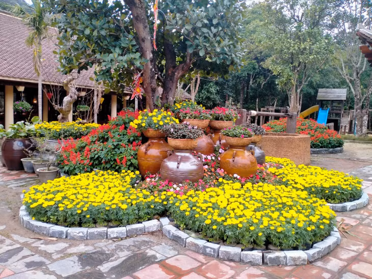 Rộn ràng du lịch mùa lễ hội xuân ảnh 5
