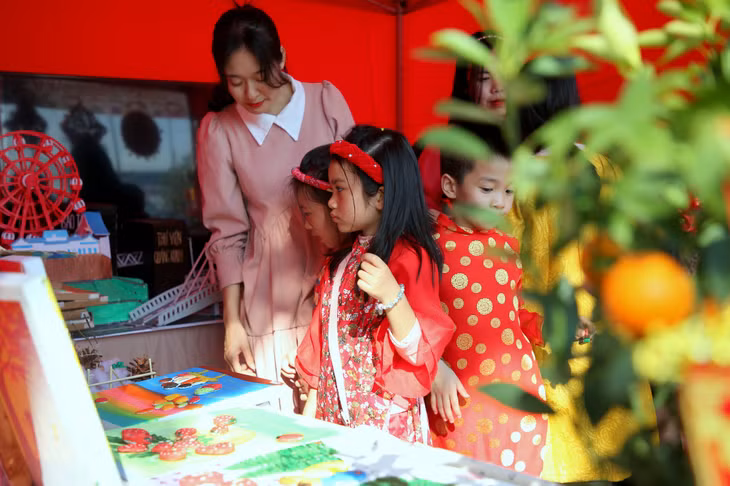 Các bạn học sinh tiểu học thích thú tìm hiểu các không gian trưng bày sản phẩm thủ công đón Tết...