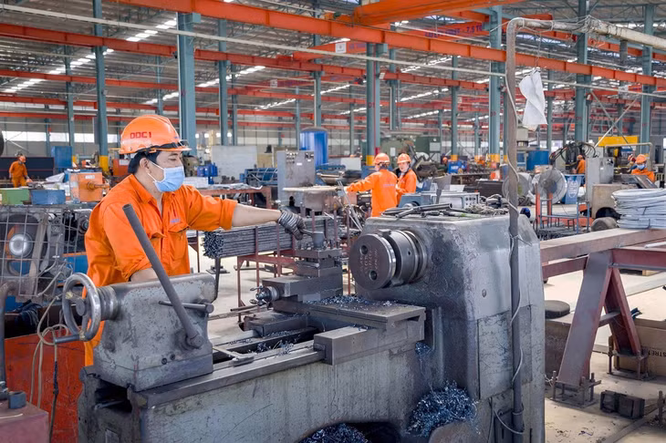 Công nhân lao động tại nhà xưởng Công ty cổ phần Cơ khí xây dựng thương mại Đại Dũng tại khu Công nghiệp An Hạ, huyện Bình Chánh. Ảnh (tư liệu): Thanh Vũ/TTXVN