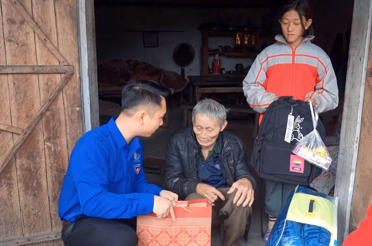 Những món quà tuy không lớn về giá trị nhưng rất thiết thực với gia đình các em nhỏ còn gặp khó khăn.