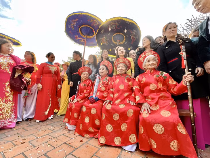 ...và các cụ bà tại phường Yên Hải được con cháu rước lên miếu Tiên Công làm lễ thượng thọ 80, 90 tuổi.