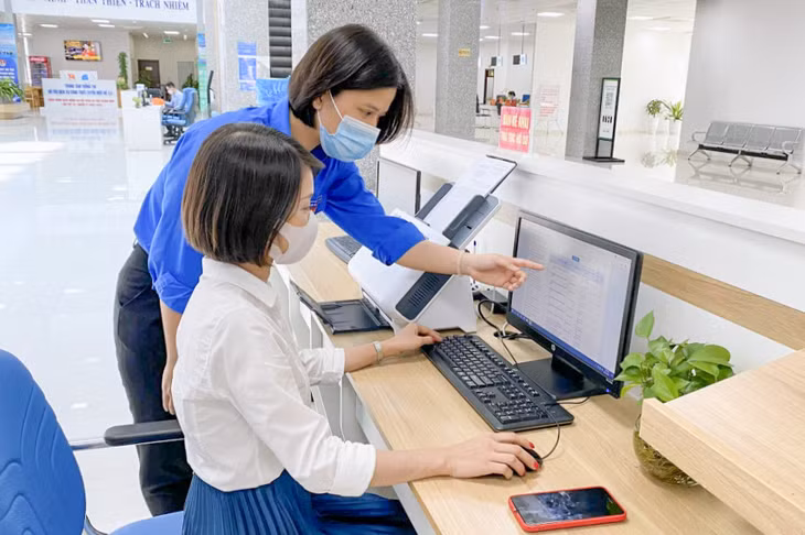 ĐVTN Trung tâm Phục vụ hành chính công tỉnh hướng dẫn người dân nộp hồ sơ dịch vụ công trực tuyến qua Cổng dịch vụ công quốc gia.