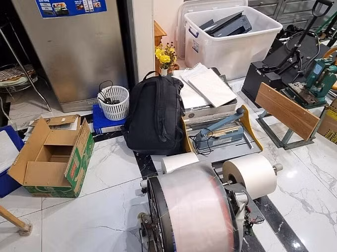 Thiết bị trong "xưởng" in tiền giả do Thái cầm đầu. Ảnh: Bảo Nam