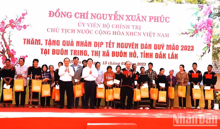 Chủ tịch nước Nguyễn Xuân Phúc tặng quà Tết cho đồng bào các dân tộc buôn Tring, phường An Lạc, thị xã Buôn Hồ, tỉnh Đắk Lắk.