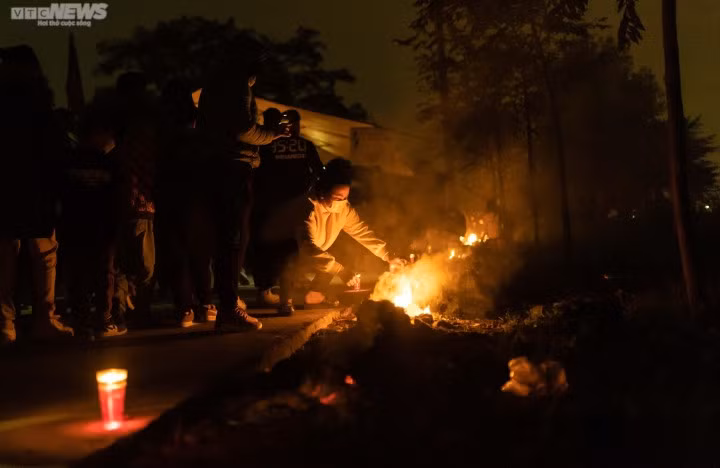 Người tham gia phiên chợ đốt vàng mã gửi cho người cõi âm.