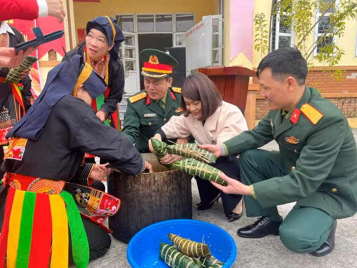 Hội LHPN TP Hạ Long tổ chức gói bánh chưng tặng các gia đình hội viên có hoàn cảnh khó khăn.