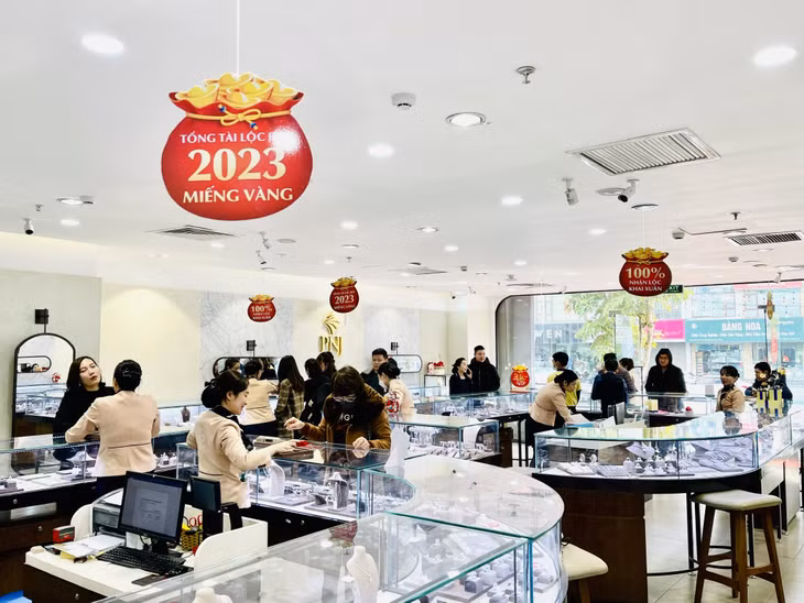 Ngay từ sáng sớm ngày 31/1 đã có rất đông người dân đến các cửa hàng kinh doanh vàng bạc trên địa bàn TP Hạ Long mua vàng.