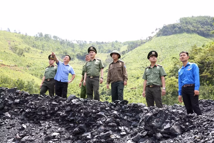 Phòng An ninh kinh tế (Công an tỉnh) phối hợp với Công an phường, Công ty than Uông Bí - TKV tiến hành kiểm tra tình hình ANTT tại khai trường của công ty,