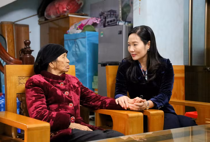 Đồng chí Phó Chủ tịch UBND tỉnh Nguyễn Thị Hạnh ân cần hỏi han, động viên vợ liệt sĩ Tô Thị Liêu (thôn Đồng Mương, xã Đại Bình).