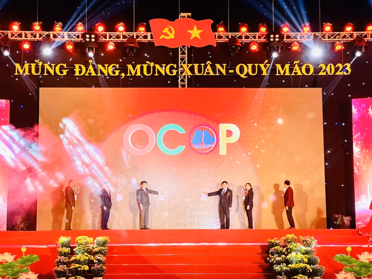 Các đại biểu ấn nút khai mạc Hội chợ OCOP Quảng Ninh - Xuân 2023 (1-2023). Ảnh: Minh Đức