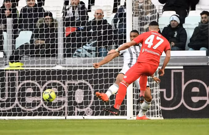 Mota (áo đỏ) nâng tỷ số lên 2-0. Ảnh: Image Sport