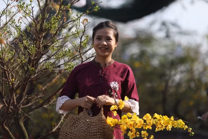 Nhiều người dân đến thăm quan, mua hoa ở Bến Bình Đông.