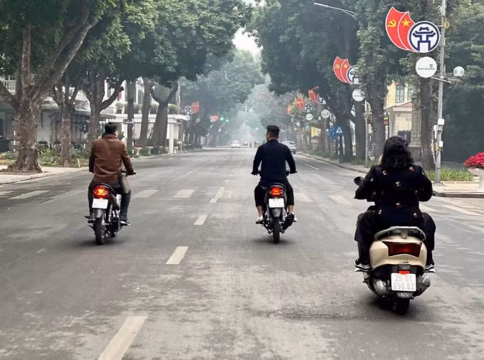 Ngày Tết nhiều người thường chủ quan không đội mũ bảo hiểm.