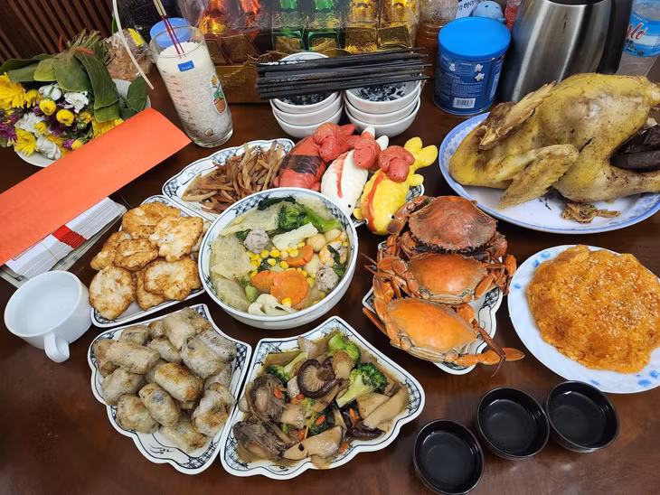 Ngoài những món truyền thống, nhiều món đặc sản mang hương vị Quảng Ninh cũng được nhiều người lựa chọn cho mâm cỗ cúng ông Công, ông Táo của nhà mình.