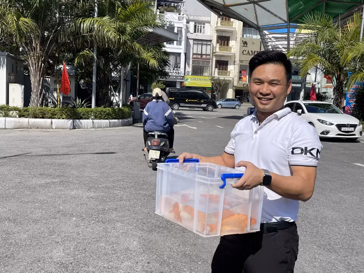 Ngay sau lễ cúng tiễn ông Công, ông Táo về trời, nhiều gia đình đã mang cá tới thả tại các khu vực ao, hồ trong thành phố.