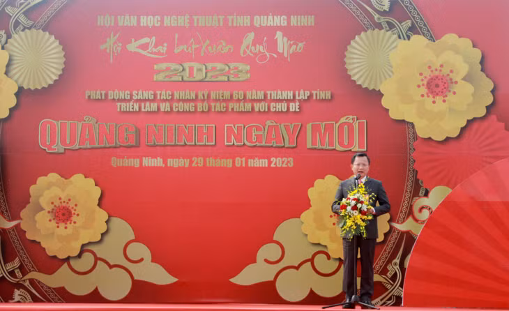 Đồng chí Cao Tường Huy, Quyền Chủ tịch UBND tỉnh, phát biểu tại buổi lễ.