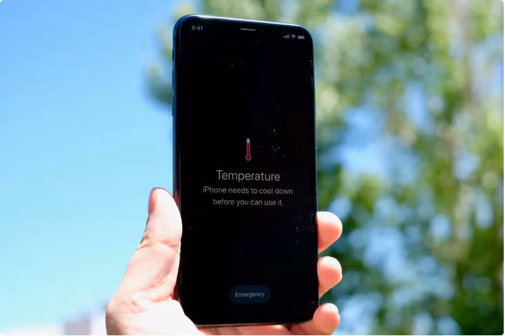 Cảnh báo iPhone quá nóng. Ảnh: CNET