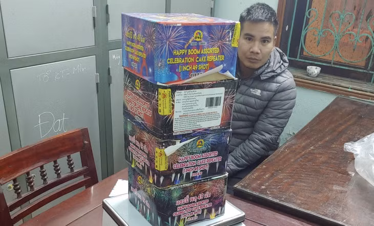 Đối tượng Nguyễn Đình Châu cùng tang vật tại cơ quan điều tra.