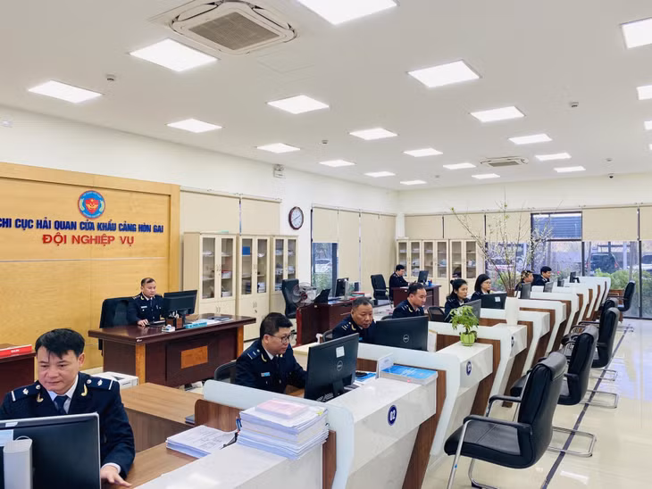 100% cán bộ, công chức Chi cục Hải quan cửa khẩu cảng Hòn Gai đều có mặt để giải quyết thủ tục thông quan cho các doanh nghiệp qua hệ thống thông quan điện tử.