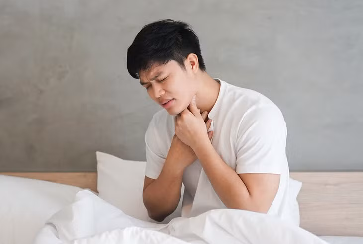 Đau họng có thể không phải do Covid-19 hay cúm. Ảnh: Everlywell.