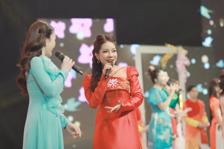Hồng Hạnh hát trong chương trình. Ảnh nhân vật cung cấp.