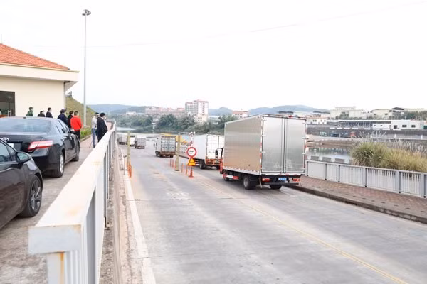 Xuất khẩu hàng hóa qua Lối mở cầu phao tạm Km3+4 Hải Yên trong buổi sáng ngày 28/1