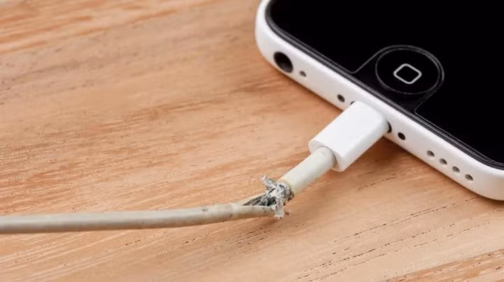 Một video do Apple Explained phát hành cho biết rằng nhóm thiết kế của Apple cảm thấy rằng các đường gân giúp dây cáp ổn định và kéo dài tuổi thọ sẽ khiến nó trông xấu xí hơn.