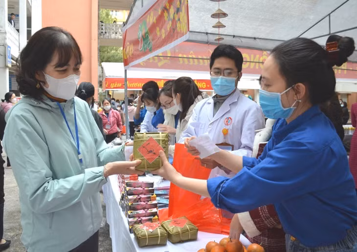 Những chiếc bánh chưng được ĐVTN Bệnh viện Việt Nam - Thụy Điển Uông Bí trao tặng đến người bệnh đang điều trị nội trú tại bệnh viện.