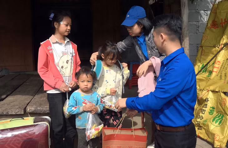 Chương trình "Hơi ấm trao yêu thương" góp phần tạo động lực giúp các em nỗ lực học tập, vươn lên trong cuộc sống.