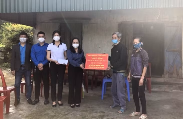 BCĐ giảm nghèo TP Hạ Long phối hợp cùng Công ty CP Xi măng Hạ Long trao hỗ trợ xây dựng nhà ở cho hộ ông Nguyễn Văn Dân, xã Thống Nhất, TP Hạ Long.