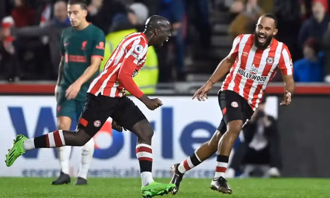 Cầu thủ Brentford mừng bàn thắng Liverpool ở vòng 19 Ngoại hạng Anh tối 2/1/2023 trên sân Gtech Community, Tây London. Ảnh: Reuters