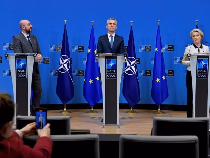 NATO và EU liên tục viện trợ cho Ukraine từ hồi tháng 2 năm ngoái. (Ảnh: AFP)