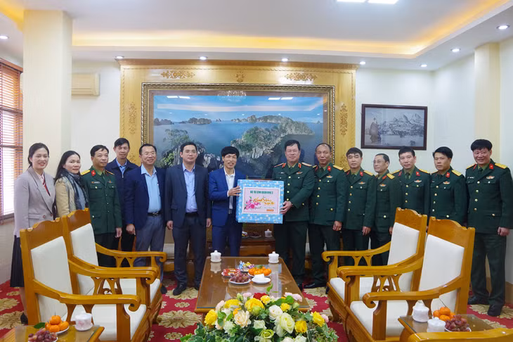 Bộ Tư lệnh Quân khu 3 thăm và chúc tết Huyện ủy, HĐND, UBND huyện Vân Đồn.