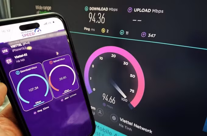Tốc độ Internet đo trên điện thoại và máy tính, chiều 30/1 tại Hà Nội. Ảnh: Lưu Quý