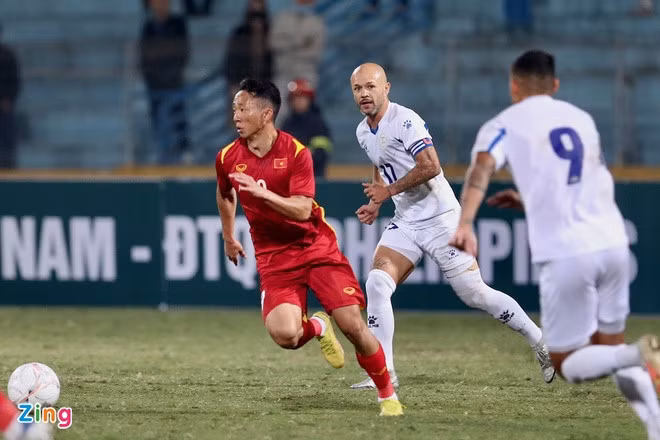Stephan Schrock (số 17) dự nhiều kỳ AFF Cup và các kỳ SEA Games gần đây với tư cách cầu thủ quá tuổi. Ảnh minh họa: Bảo Ngọc.