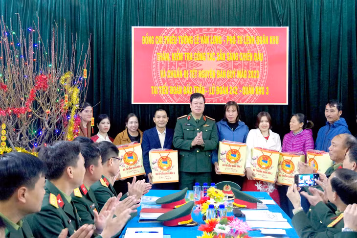 Thiếu tướng Lê Văn Long, Phó Tư lệnh Quân khu 3, tặng quà cho các hộ dân trên Đảo Trần (Thanh Lân, Cô Tô).