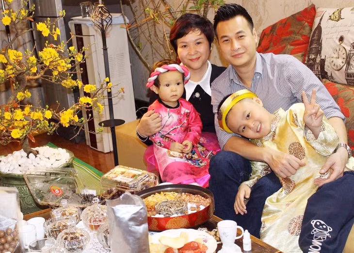 Anh Đức cùng vợ và hai con. Anh gần như không chia sẻ ảnh chụp người thân lên trang cá nhân.
