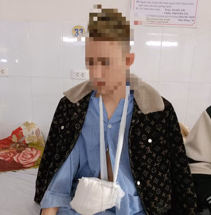 Nạn nhân là thanh niên 22 tuổi bị thương nặng do pháo tự chế phát nổ. (Ảnh CACC).