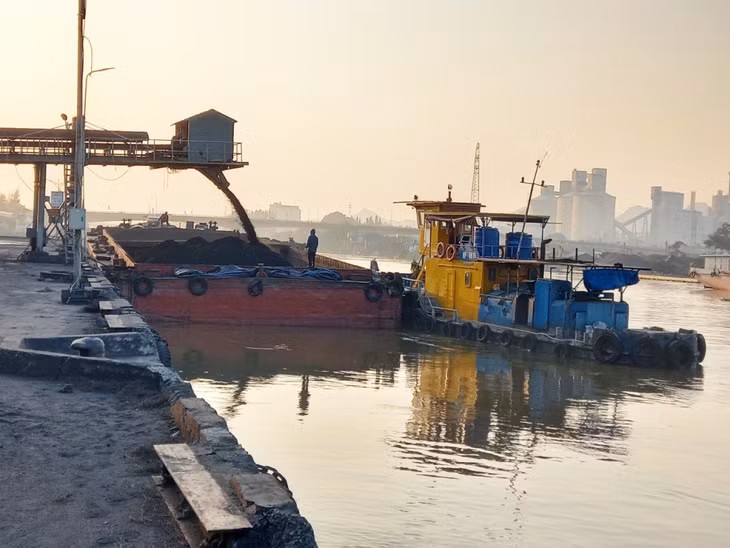 Hoạt động tiêu thụ than tại khu vực Cảng Bến Cân (Công ty Kho vận và Cảng Cẩm Phả) vào ngày mùng 4 Tết.