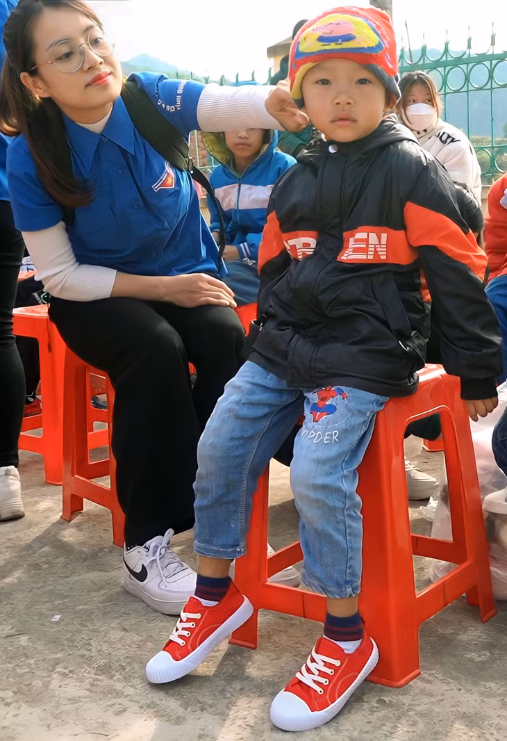 ... đã được ủ ấm bằng những đôi tất, giầy mới.