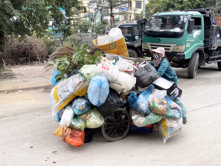 Công nhân vệ sinh môi trường vất vả hơn khi dịp cuối năm lượng rác thải tăng.