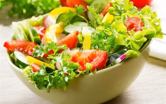 Bổ sung rau xanh giúp cân bằng dinh dưỡng.